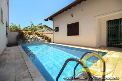 Casa - Térrea com piscina com 5 dormitórios (sendo 3 suite(s)) a 300,00 metros praia.