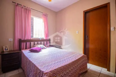 Casa - Térrea com 2 dormitórios (sendo 1 suite(s)) a 2000,00 metros praia.