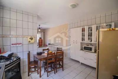 Casa - Térrea com 2 dormitórios (sendo 1 suite(s)) a 2000,00 metros praia.