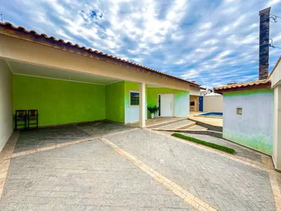 Casa - Térrea com 3 dormitórios (sendo 3 suite(s)) a 0,00 metros praia.