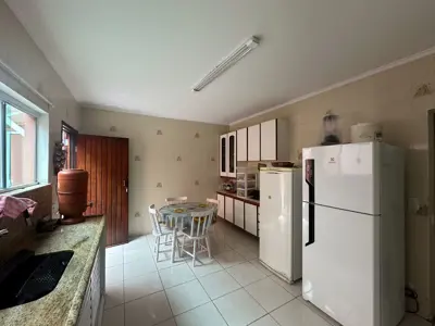 Casa - Sobrado com 3 dormitórios (sendo 1 suite(s)) a 0,00 metros praia.
