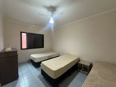 Casa - Sobrado com 3 dormitórios (sendo 1 suite(s)) a 0,00 metros praia.