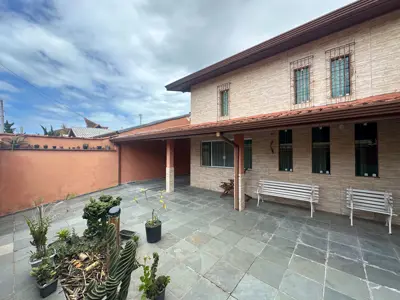 Casa - Sobrado com 3 dormitórios (sendo 1 suite(s)) a 0,00 metros praia.