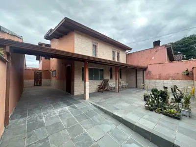 Casa - Sobrado com 3 dormitórios (sendo 1 suite(s)) a 0,00 metros praia.