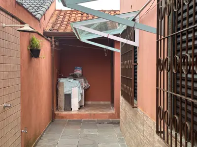 Casa - Sobrado com 3 dormitórios (sendo 1 suite(s)) a 0,00 metros praia.