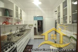 Casa - Sobrado com 3 dormitórios (sendo 2 suite(s)) a 400,00 metros praia.