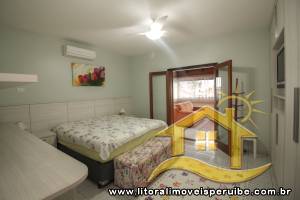 Casa - Sobrado com 3 dormitórios (sendo 2 suite(s)) a 400,00 metros praia.