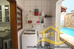 Casa - Sobrado com 3 dormitórios (sendo 2 suite(s)) a 400,00 metros praia.