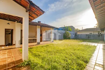 Casa - Térrea com 0 dormitórios (sendo 0 suite(s)) a 0,00 metros praia.