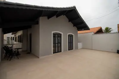 Casa - Térrea com 5 dormitórios (sendo 3 suite(s)) a 200,00 metros praia.