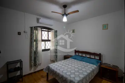 Casa - Térrea com 5 dormitórios (sendo 3 suite(s)) a 200,00 metros praia.