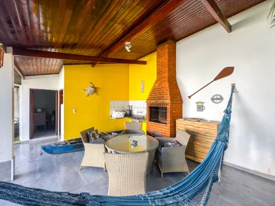 Casa - Térrea com Edícula com 2 quartos (sendo 0 suite(s)) a 2500 metros praia.