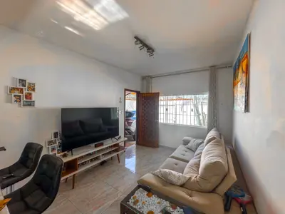 Casa - Térrea com Edícula com 2 quartos (sendo 0 suite(s)) a 2500 metros praia.