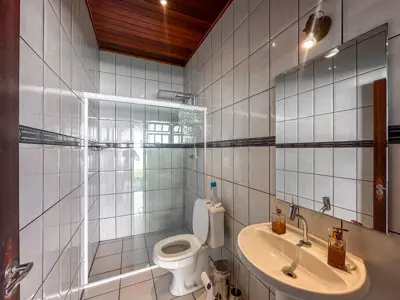 Casa - Térrea com Edícula com 2 quartos (sendo 0 suite(s)) a 2500 metros praia.