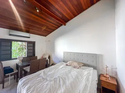Casa - Térrea com Edícula com 2 quartos (sendo 0 suite(s)) a 2500 metros praia.