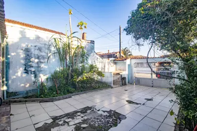 Casa - Térrea com 2 dormitórios (sendo 1 suite(s)) a 1700,00 metros praia.