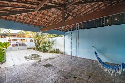 Casa - Térrea com 2 dormitórios (sendo 1 suite(s)) a 1700,00 metros praia.