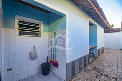 Casa - Térrea com 2 dormitórios (sendo 1 suite(s)) a 1700,00 metros praia.