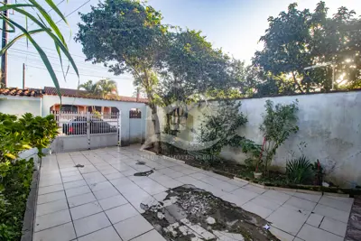 Casa - Térrea com 2 dormitórios (sendo 1 suite(s)) a 1700,00 metros praia.