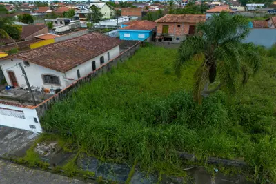 Terreno - Plano com  dormitórios  a 980,00 metros praia.