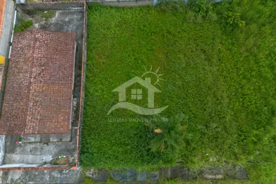 Terreno - Plano com  dormitórios  a 980,00 metros praia.
