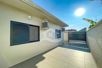 Casa - Térrea com 3 dormitórios (sendo 1 suite(s)) a 440,00 metros praia.