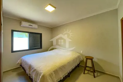 Casa - Térrea com 3 dormitórios (sendo 1 suite(s)) a 440,00 metros praia.