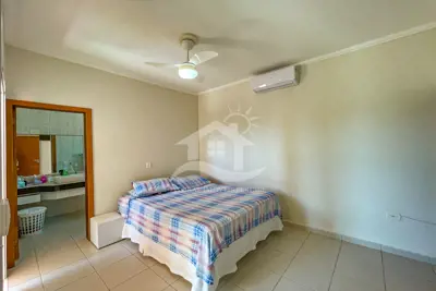Casa - Sobrado com 3 quartos (sendo 1 suite(s)) a 40,00 metros praia.
