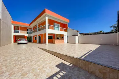Casa - Sobrado com 3 quartos (sendo 1 suite(s)) a 40,00 metros praia.