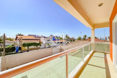 Casa - Sobrado com 3 quartos (sendo 1 suite(s)) a 40,00 metros praia.