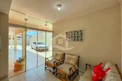 Casa - Sobrado com 3 quartos (sendo 1 suite(s)) a 40,00 metros praia.