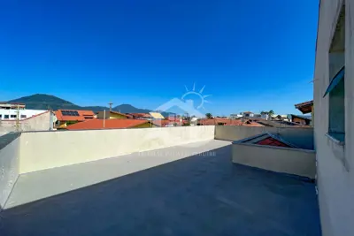 Casa - Sobrado com 3 quartos (sendo 1 suite(s)) a 40,00 metros praia.