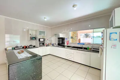 Casa - Sobrado com 3 quartos (sendo 1 suite(s)) a 40,00 metros praia.