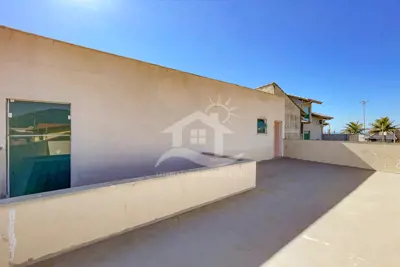 Casa - Sobrado com 3 quartos (sendo 1 suite(s)) a 40,00 metros praia.