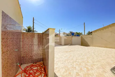 Casa - Sobrado com 3 quartos (sendo 1 suite(s)) a 40,00 metros praia.