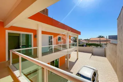 Casa - Sobrado com 3 quartos (sendo 1 suite(s)) a 40,00 metros praia.