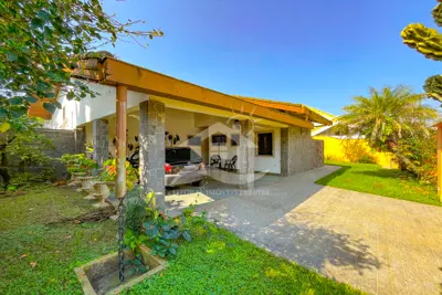 Casa - Térrea com 3 dormitórios (sendo 1 suite(s)) a 700,00 metros praia.