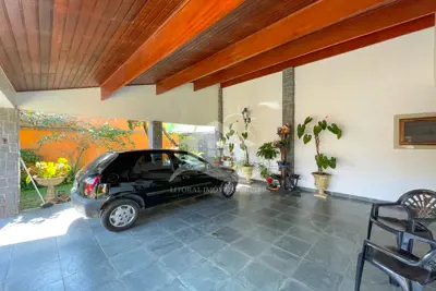 Casa - Térrea com 3 dormitórios (sendo 1 suite(s)) a 700,00 metros praia.