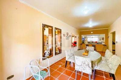 Casa - Térrea com 3 dormitórios (sendo 1 suite(s)) a 700,00 metros praia.