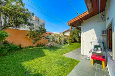 Casa - Térrea com 3 dormitórios (sendo 1 suite(s)) a 700,00 metros praia.