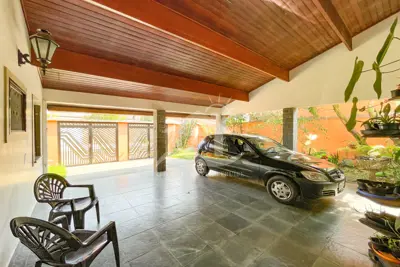 Casa - Térrea com 3 dormitórios (sendo 1 suite(s)) a 700,00 metros praia.