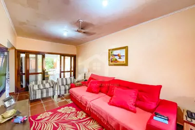 Casa - Térrea com 3 dormitórios (sendo 1 suite(s)) a 700,00 metros praia.