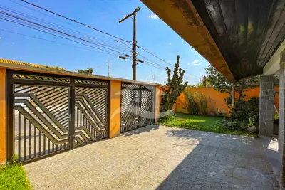 Casa - Térrea com 3 dormitórios (sendo 1 suite(s)) a 700,00 metros praia.