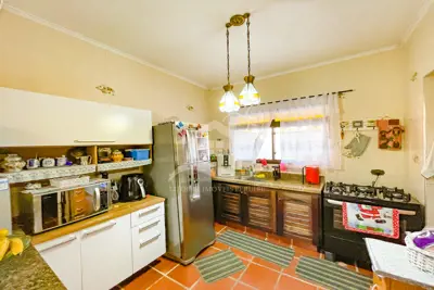 Casa - Térrea com 3 dormitórios (sendo 1 suite(s)) a 700,00 metros praia.