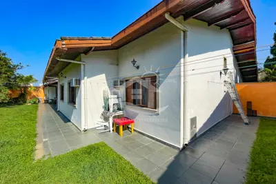 Casa - Térrea com 3 dormitórios (sendo 1 suite(s)) a 700,00 metros praia.