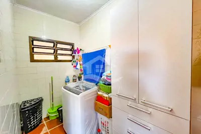 Casa - Térrea com 3 dormitórios (sendo 1 suite(s)) a 700,00 metros praia.