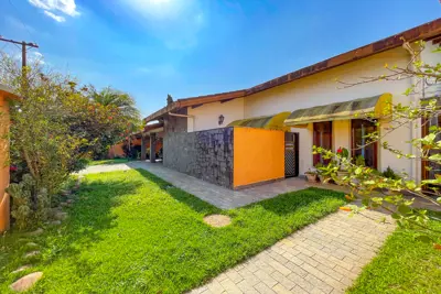Casa - Térrea com 3 dormitórios (sendo 1 suite(s)) a 700,00 metros praia.