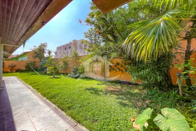 Casa - Térrea com 3 dormitórios (sendo 1 suite(s)) a 700,00 metros praia.