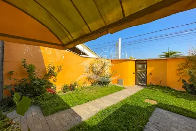 Casa - Térrea com 3 dormitórios (sendo 1 suite(s)) a 700,00 metros praia.