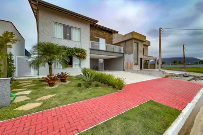 Casa - Assobradada com 4 dormitórios (sendo 4 suite(s)) a 1500,00 metros praia.